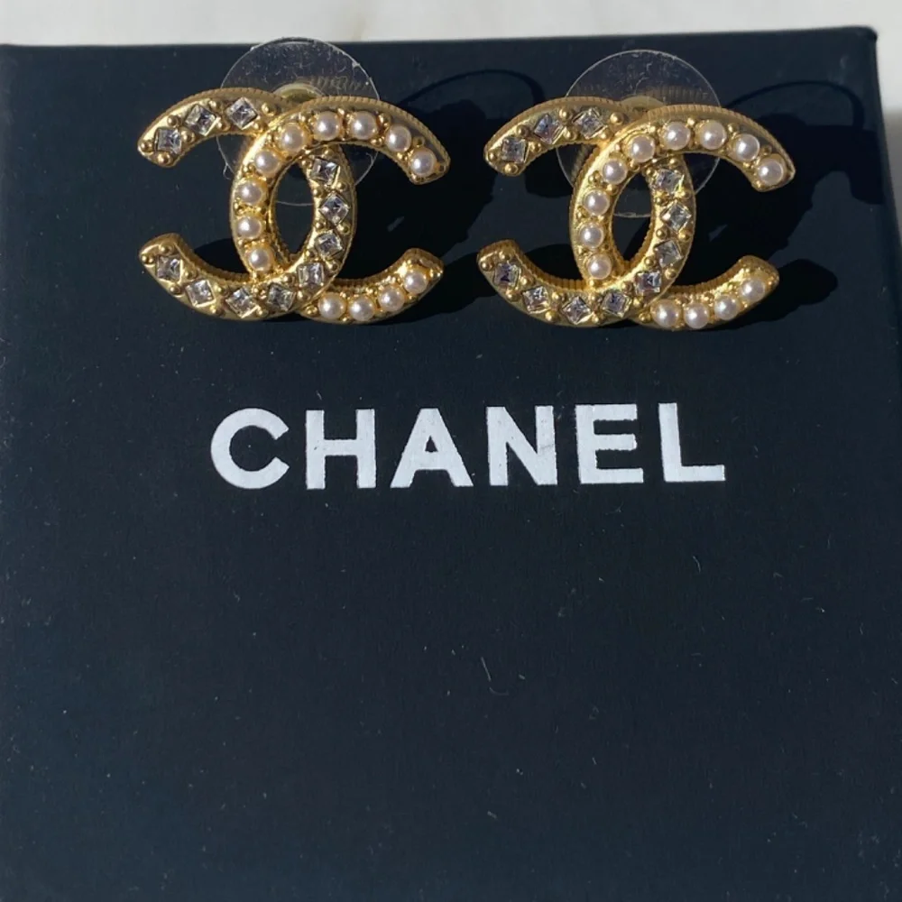 Chanel stud earrings in gold with pearls and crystals. - Picture 1 of 9
